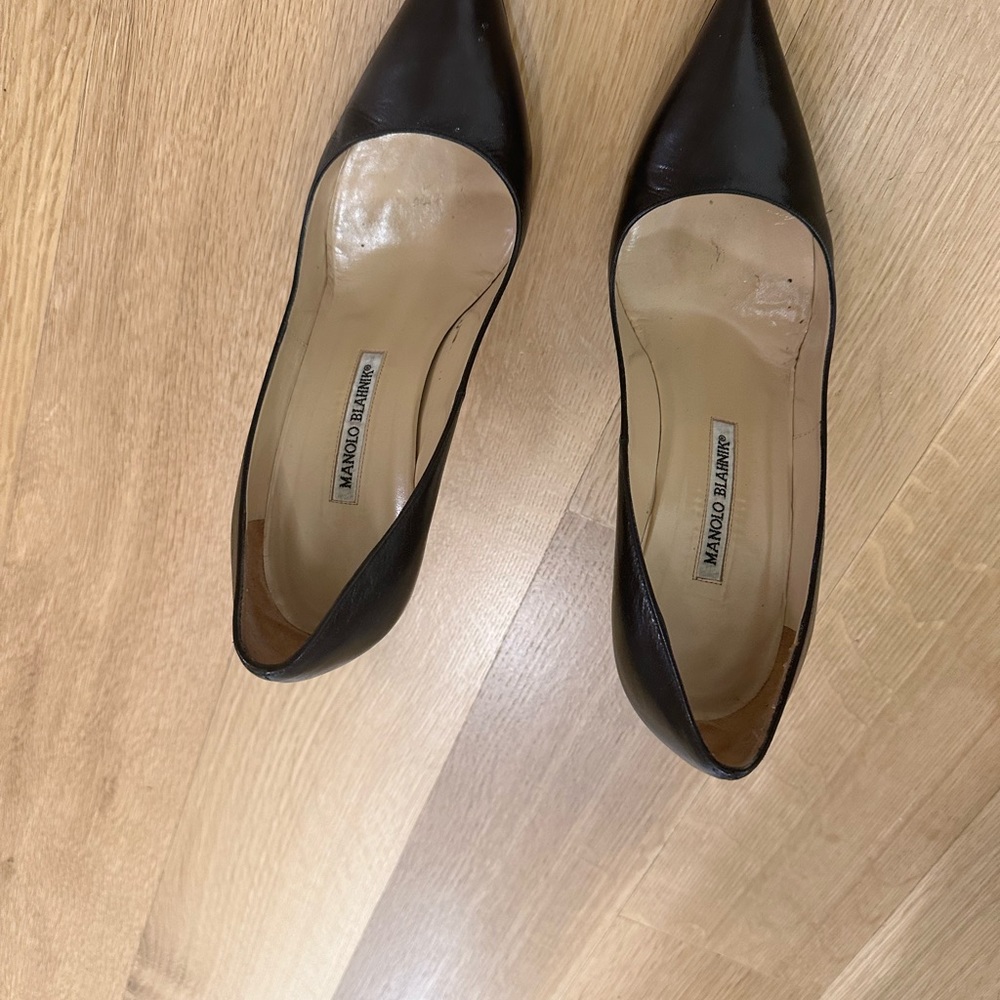 Gently used 105 MM Manolo’s Black Calf Leather Pointed Toe Pumps - Picture 6 of 9